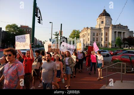 BLOOMINGTON, INDIANA, VEREINIGTE STAATEN - 2022/05/09: Aktivisten versammeln sich für ein „auf die Straße gehen – verteidigt Roe!“ Kundgebung und marsch, die von der Partei für Sozialismus und Befreiung am Montag, dem 9. Mai 2022 in Bloomington, Ind., organisiert wurde. In einem durchgesickerten ersten Entwurf einer Mehrheitsmeinung, der von Politico eingeholt und vom Obersten Richter John Roberts bestätigt wurde, Der Richter am Obersten Gerichtshof, Samuel Alito, schrieb, dass die Fälle Roe v. Wade und Planned Parenthood of Southeastern Pennsylvania v. Casey umgestolzen werden sollten, was den Schutz der Abtreibungsrechte im ganzen Land beenden würde. (Foto von Jeremy Hogan/The Bloomingtonia Stockfoto