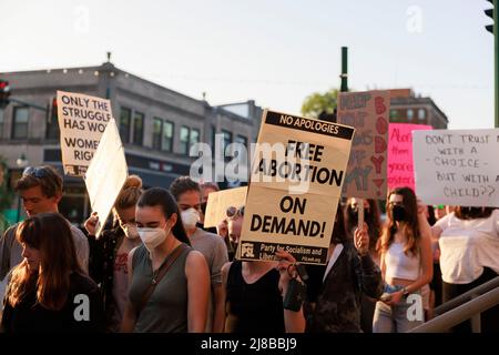 BLOOMINGTON, INDIANA, VEREINIGTE STAATEN - 2022/05/09: Aktivisten versammeln sich für ein „auf die Straße gehen – verteidigt Roe!“ Kundgebung und marsch, die von der Partei für Sozialismus und Befreiung am Montag, dem 9. Mai 2022 in Bloomington, Ind., organisiert wurde. In einem durchgesickerten ersten Entwurf einer Mehrheitsmeinung, der von Politico eingeholt und vom Obersten Richter John Roberts bestätigt wurde, Der Richter am Obersten Gerichtshof, Samuel Alito, schrieb, dass die Fälle Roe v. Wade und Planned Parenthood of Southeastern Pennsylvania v. Casey umgestolzen werden sollten, was den Schutz der Abtreibungsrechte im ganzen Land beenden würde. (Foto von Jeremy Hogan/The Bloomingtonia Stockfoto