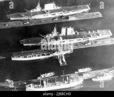 Die US-Flugzeugträger USS Lexington (CV-2) (oben), USS Saratoga (CV-3) (Mitte) und USS Langley (CV-1) (unten) vertäuten 1929 auf der Puget Sound Naval Shipyard, Bremerton, Washington (USA). Stockfoto