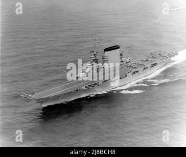 US Navy Martin T4M-1 Flugzeuge von Torpedo Squadron 1B (VT-1B) starten 1931 vom Deck des Flugzeugträgers USS Lexington (CV-2) aus. Beachten Sie den 'Four-Stacker' (Zerstörer der Clemson/Wickes-Klasse) in der oberen rechten Ecke. Stockfoto