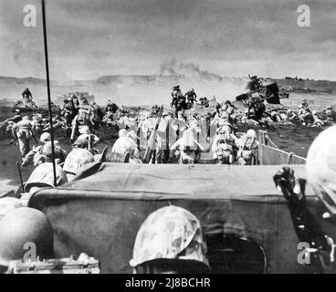 Marineinfanteristen landen am Strand von Iwo Jima, 2. Weltkrieg Stockfoto