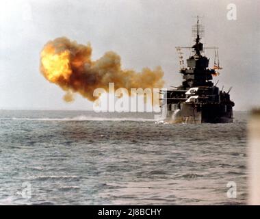 Das Schlachtschiff USS Idaho feuerte während des Zweiten Weltkriegs auf Okinawa Stockfoto