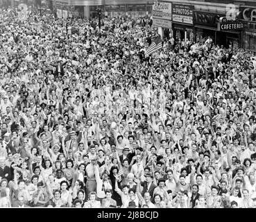 Menschenmassen feiern den VJ Day (Victory over Japan Day), der das Ende der Kämpfe im Jahr WW2 markierte, in den Straßen von New York Stockfoto