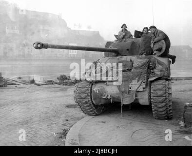 Der britische Sherman-Panzer, bekannt als Firefly, patrouilliert 1944 während der Gegenoffensive der deutschen Ardennen (bekannt als Battle of the Bulge) während des Weltkrieges 2 auf der Maas in Namur Stockfoto