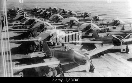 Mitsubishi Zero Flugzeuge auf dem Deck des Flugzeugträgers Zuikaku während der Schlacht am Korallenmeer im Krieg gegen Japan im Jahr WW2 Stockfoto