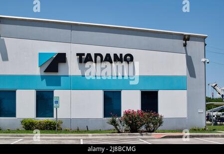 Houston, Texas USA 05-08-2022: Außenansicht des Bürogebäudes von Tadano Limited in Houston, Texas. Weltweiter Kranhersteller mit Sitz in Japan, gegründet 1948. Stockfoto