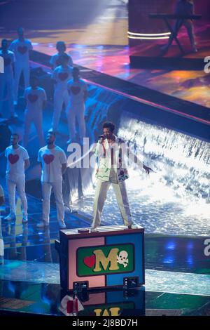 Turin, Italien. 14.. Mai 2022. Mika tritt während des Grand Finales des Eurovision Song Contest am 14. Mai 2022 in Pala Olimpico, Turin, Italien auf. Foto Nderim Kaceli Kredit: Unabhängige Fotoagentur/Alamy Live Nachrichten Stockfoto