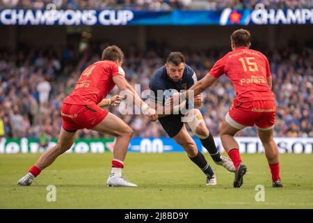 Robbie Henshaw von Leinster wurde von Thomas Ramos aus Toulouse und Juan Cruz Mallia aus Toulouse während des Halbfinalspiels des Heineken Champions Cup zwischen Leinster Rugby und Stade Toulousain am 14. Mai 2022 im Aviva Stadium in Dublin, Irland, angegangen (Foto: Andrew SURMA/ SIPA USA). Stockfoto