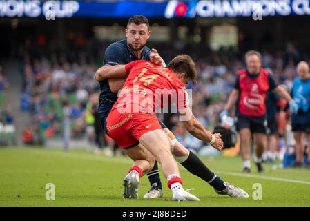 Robbie Henshaw von Leinster und Juan Cruz Mallia von Toulouse während des Heineken Champions Cup Halbfinalspiels zwischen Leinster Rugby und Stade Toulousain am 14. Mai 2022 im Aviva Stadium in Dublin, Irland (Foto: Andrew SURMA/ SIPA USA). Stockfoto