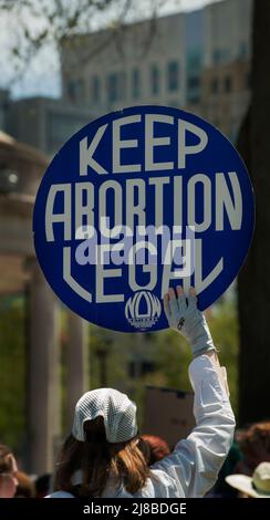 Boston, Massachusetts, USA. 14 Mai 2022. ‘Bans Off Our Bodies’ Tausende nehmen an einer der zahlreichen Kundgebungen zur Pro-Abtreibung in den Vereinigten Staaten an einem Nationalen Protesttag Teil, als Reaktion auf ein durchgesickrtes Dokument, das von der aktuellen Justiz des Obersten Gerichtshofs verfasst wurde und die Aufhebung der Entscheidung des Obersten Gerichtshofs von Roe gegen Wade aus dem Jahr 1973 vorschlug, die Abtreibung legalisiert hat Die Vereinigten Staaten. Kredit: Chuck Nacke / Alamy Live Nachrichten Stockfoto