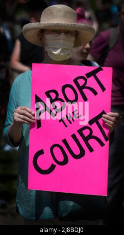 Boston, Massachusetts, USA. 14 Mai 2022. ‘Bans Off Our Bodies’ Tausende nehmen an einer der zahlreichen Kundgebungen zur Pro-Abtreibung in den Vereinigten Staaten an einem Nationalen Protesttag Teil, als Reaktion auf ein durchgesickrtes Dokument, das von der aktuellen Justiz des Obersten Gerichtshofs verfasst wurde und die Aufhebung der Entscheidung des Obersten Gerichtshofs von Roe gegen Wade aus dem Jahr 1973 vorschlug, die Abtreibung legalisiert hat Die Vereinigten Staaten. Kredit: Chuck Nacke / Alamy Live Nachrichten Stockfoto