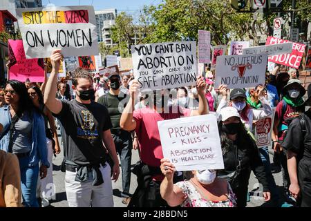 San Francisco, Usa. 14.. Mai 2022. Demonstranten halten Plakate, auf denen ihre Meinung während des „Marsches der Frauen“ für reproduktive Gerechtigkeit zum Ausdruck kommt. Demonstranten, die Abtreibungsrechte ausüben, nehmen am „Frauenmarsch“ auf den Straßen von San Francisco Teil. Kredit: SOPA Images Limited/Alamy Live Nachrichten Stockfoto
