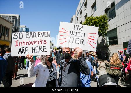 San Francisco, Usa. 14.. Mai 2022. Demonstranten halten Plakate, auf denen ihre Meinung während des „Marsches der Frauen“ für reproduktive Gerechtigkeit zum Ausdruck kommt. Demonstranten, die Abtreibungsrechte ausüben, nehmen am „Frauenmarsch“ auf den Straßen von San Francisco Teil. Kredit: SOPA Images Limited/Alamy Live Nachrichten Stockfoto