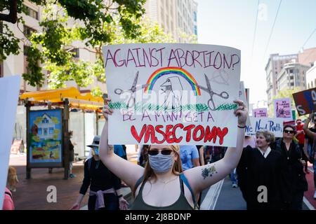 San Francisco, Usa. 14.. Mai 2022. Demonstranten halten Plakate, auf denen ihre Meinung während des „Marsches der Frauen“ für reproduktive Gerechtigkeit zum Ausdruck kommt. Demonstranten, die Abtreibungsrechte ausüben, nehmen am „Frauenmarsch“ auf den Straßen von San Francisco Teil. Kredit: SOPA Images Limited/Alamy Live Nachrichten Stockfoto