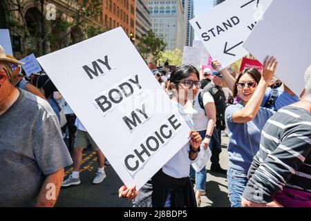San Francisco, Usa. 14.. Mai 2022. Demonstranten halten Plakate, auf denen ihre Meinung während des „Marsches der Frauen“ für reproduktive Gerechtigkeit zum Ausdruck kommt. Demonstranten, die Abtreibungsrechte ausüben, nehmen am „Frauenmarsch“ auf den Straßen von San Francisco Teil. Kredit: SOPA Images Limited/Alamy Live Nachrichten Stockfoto