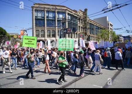San Francisco, Usa. 14.. Mai 2022. Demonstranten halten Plakate, auf denen ihre Meinung während des „Marsches der Frauen“ für reproduktive Gerechtigkeit zum Ausdruck kommt. Demonstranten, die Abtreibungsrechte ausüben, nehmen am „Frauenmarsch“ auf den Straßen von San Francisco Teil. Kredit: SOPA Images Limited/Alamy Live Nachrichten Stockfoto