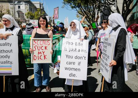 San Francisco, Usa. 14.. Mai 2022. Demonstranten halten Plakate, auf denen ihre Meinung während des „Marsches der Frauen“ für reproduktive Gerechtigkeit zum Ausdruck kommt. Demonstranten, die Abtreibungsrechte ausüben, nehmen am „Frauenmarsch“ auf den Straßen von San Francisco Teil. Kredit: SOPA Images Limited/Alamy Live Nachrichten Stockfoto