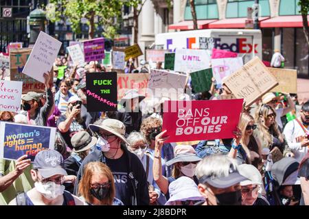 San Francisco, Usa. 14.. Mai 2022. Demonstranten halten Plakate, auf denen ihre Meinung während des „Marsches der Frauen“ für reproduktive Gerechtigkeit zum Ausdruck kommt. Demonstranten, die Abtreibungsrechte ausüben, nehmen am „Frauenmarsch“ auf den Straßen von San Francisco Teil. Kredit: SOPA Images Limited/Alamy Live Nachrichten Stockfoto