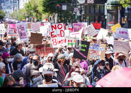 San Francisco, Usa. 14.. Mai 2022. Demonstranten halten Plakate, auf denen ihre Meinung während des „Marsches der Frauen“ für reproduktive Gerechtigkeit zum Ausdruck kommt. Demonstranten, die Abtreibungsrechte ausüben, nehmen am „Frauenmarsch“ auf den Straßen von San Francisco Teil. Kredit: SOPA Images Limited/Alamy Live Nachrichten Stockfoto