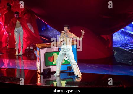 Turin, Italien. 14.. Mai 2022. Mika tritt während des Grand Finales des Eurovision Song Contest am 14. Mai 2022 in Pala Olimpico, Turin, Italien auf. Foto Nderim Kaceli Kredit: Unabhängige Fotoagentur/Alamy Live Nachrichten Stockfoto