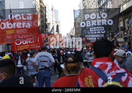 Am 12. Mai 2022 veranstalteten die Sozialorganisationen des Bundesmarsches in Buenos Aires, Argentinien, einen Akt auf der Plaza de Mayo unter dem Motto: Für Arbeit und Gehalt; gegen Hunger und Armut. (Foto von Esteban Osorio/Pacific Press/Sipa USA) Stockfoto