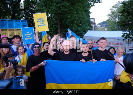 Turin, Italien. 11.. Mai 2022. Die Gruppe ukrainischer Kalush-Musiker, die am Eurovision Song Contest in Turin-Italien teilnahmen, traf eine Delegation ihrer Mitbürger, die im Eurovillage anwesend war und ihren Protest gegen den Krieg in der Ukraine vorbrachte. (Foto: Bruno Brizzi/Pacific Press/Sipa USA) Quelle: SIPA USA/Alamy Live News Stockfoto