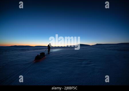 Skitouren bis in den Sonnenuntergang, Enontekiö, Lappland, Finnland Stockfoto