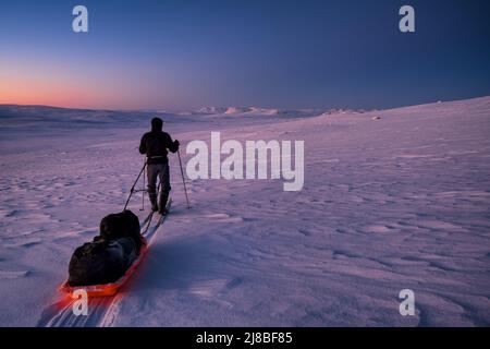 Skitouren in Lappland und in Richtung Saarijärvi offene Wildnis Hütte, Enontekiö, Lappland, Finnland Stockfoto