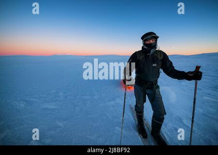 Skitouren bis in den Sonnenuntergang, Enontekiö, Lappland, Finnland Stockfoto