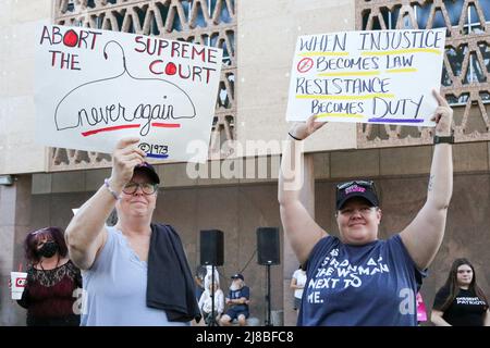 Tausende versammelten sich am 14. Mai 2022 im Arizona State Capitol Building in Phoenix, Arizona, USA, um sich für reproduktive Rechte zu mobilisieren. Dieser marsch war einer der über 450 Verbote Off Our Bodies-Märsche, die von Abtreibungsrechtsgruppen organisiert wurden und von Küste zu Küste passierten, als Millionen von Menschen mobilisierten, um legale, sichere, Und zugängliche reproduktive Gesundheitsfürsorge als Reaktion auf den veröffentlichten Leck-Entwurf einer mehrheitlichen Stellungnahme des Obersten Gerichtshofs in Dobbs v. Jackson Women’s Health Organization, der Roe v. Wade ausdrücklich umkippt. Wenn dies wahr wäre, würde dies fast 50 Jahre Präzedenzfall umkehren und das Bundesverfassungsgesetz beenden Stockfoto