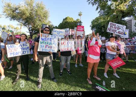 Tausende versammelten sich am 14. Mai 2022 im Arizona State Capitol Building in Phoenix, Arizona, USA, um sich für reproduktive Rechte zu mobilisieren. Dieser marsch war einer der über 450 Verbote Off Our Bodies-Märsche, die von Abtreibungsrechtsgruppen organisiert wurden und von Küste zu Küste passierten, als Millionen von Menschen mobilisierten, um legale, sichere, Und zugängliche reproduktive Gesundheitsfürsorge als Reaktion auf den veröffentlichten Leck-Entwurf einer mehrheitlichen Stellungnahme des Obersten Gerichtshofs in Dobbs v. Jackson Women’s Health Organization, der Roe v. Wade ausdrücklich umkippt. Wenn dies wahr wäre, würde dies fast 50 Jahre Präzedenzfall umkehren und das Bundesverfassungsgesetz beenden Stockfoto