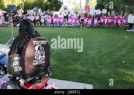 Tausende versammelten sich am 14. Mai 2022 im Arizona State Capitol Building in Phoenix, Arizona, USA, um sich für reproduktive Rechte zu mobilisieren. Dieser marsch war einer der über 450 Verbote Off Our Bodies-Märsche, die von Abtreibungsrechtsgruppen organisiert wurden und von Küste zu Küste passierten, als Millionen von Menschen mobilisierten, um legale, sichere, Und zugängliche reproduktive Gesundheitsfürsorge als Reaktion auf den veröffentlichten Leck-Entwurf einer mehrheitlichen Stellungnahme des Obersten Gerichtshofs in Dobbs v. Jackson Women’s Health Organization, der Roe v. Wade ausdrücklich umkippt. Wenn dies wahr wäre, würde dies fast 50 Jahre Präzedenzfall umkehren und das Bundesverfassungsgesetz beenden Stockfoto