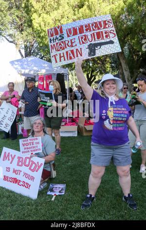 Tausende versammelten sich am 14. Mai 2022 im Arizona State Capitol Building in Phoenix, Arizona, USA, um sich für reproduktive Rechte zu mobilisieren. Dieser marsch war einer der über 450 Verbote Off Our Bodies-Märsche, die von Abtreibungsrechtsgruppen organisiert wurden und von Küste zu Küste passierten, als Millionen von Menschen mobilisierten, um legale, sichere, Und zugängliche reproduktive Gesundheitsfürsorge als Reaktion auf den veröffentlichten Leck-Entwurf einer mehrheitlichen Stellungnahme des Obersten Gerichtshofs in Dobbs v. Jackson Women’s Health Organization, der Roe v. Wade ausdrücklich umkippt. Wenn dies wahr wäre, würde dies fast 50 Jahre Präzedenzfall umkehren und das Bundesverfassungsgesetz beenden Stockfoto