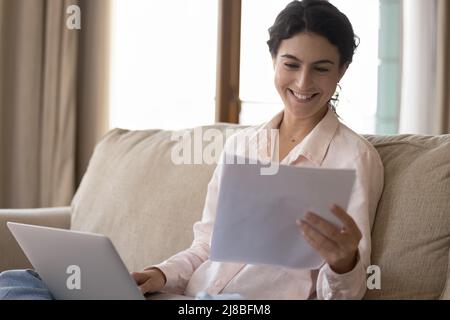 Zufriedene weibliche lesen gute Nachrichten in Brief-Mitteilung fühlt sich glücklich Stockfoto