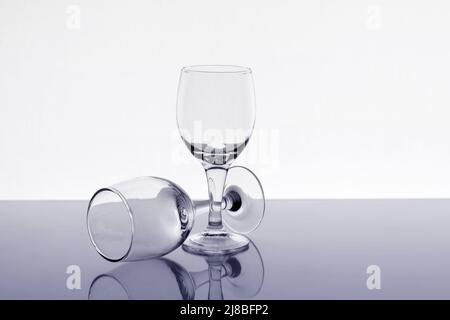 Zwei leere Weingläser mit Spiegelung auf dem Hintergrund, Nahaufnahme Stockfoto