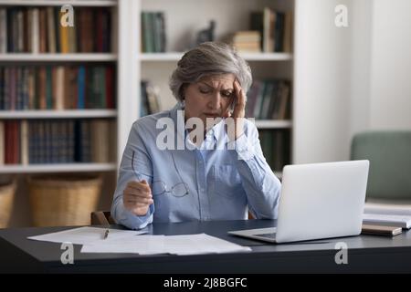 Erschöpft frustriert reifen Geschäftsfrau müde von der Arbeit Stockfoto
