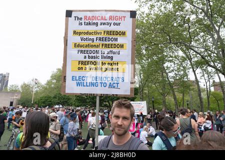 NEW YORK, NEW YOR - 14. MAI: Teilnehmer mit Schilder versammeln sich am Cadman Plaza zur geplanten Kundgebung „Bans Off Our Bodies“ von Parenthood und marschieren am Samstag, dem 14. Mai 2022, über die Brooklyn Bridge zum Foley Square in Lower Manhattan in New York City. Anhänger von Abtreibungsrechten veranstalten landesweit Kundgebungen, in denen sie die Gesetzgeber auffordern, Abtreibungsrechte in ein Gesetz zu kodifizieren, nachdem ein durchgesickrter Entwurf des Obersten Gerichtshofs eine mögliche Entscheidung zur Aufhebung des Präzedenzfalles von Roe v. Wade enthüllt hat. Stockfoto