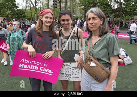 NEW YORK, NEW YOR - 14. MAI: Teilnehmer mit Schilder versammeln sich am Cadman Plaza zur geplanten Kundgebung „Bans Off Our Bodies“ von Parenthood und marschieren am Samstag, dem 14. Mai 2022, über die Brooklyn Bridge zum Foley Square in Lower Manhattan in New York City. Anhänger von Abtreibungsrechten veranstalten landesweit Kundgebungen, in denen sie die Gesetzgeber auffordern, Abtreibungsrechte in ein Gesetz zu kodifizieren, nachdem ein durchgesickrter Entwurf des Obersten Gerichtshofs eine mögliche Entscheidung zur Aufhebung des Präzedenzfalles von Roe v. Wade enthüllt hat. Stockfoto