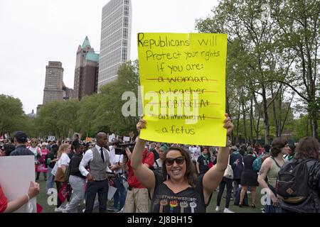 NEW YORK, NEW YOR - 14. MAI: Teilnehmer mit Schilder versammeln sich am Cadman Plaza zur geplanten Kundgebung „Bans Off Our Bodies“ von Parenthood und marschieren am Samstag, dem 14. Mai 2022, über die Brooklyn Bridge zum Foley Square in Lower Manhattan in New York City. Anhänger von Abtreibungsrechten veranstalten landesweit Kundgebungen, in denen sie die Gesetzgeber auffordern, Abtreibungsrechte in ein Gesetz zu kodifizieren, nachdem ein durchgesickrter Entwurf des Obersten Gerichtshofs eine mögliche Entscheidung zur Aufhebung des Präzedenzfalles von Roe v. Wade enthüllt hat. Stockfoto