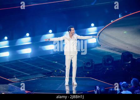 Mika beim Eurovision Song Contest Grand Final am 14. Mai 2022 in Pala Olimpico, Turin, Italien. Foto Nderim Kaceli Stockfoto