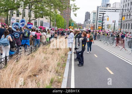 NEW YORK, NEW YOR - 14. MAI: Die Teilnehmer marschieren während der Kundgebung „Bans Off Our Bodies“ der Planned Parenthood zur Brooklyn Bridge und marschieren am Samstag, 14. Mai 2022, in New York City, über die Brooklyn Bridge zum Foley Square in Lower Manhattan. Anhänger von Abtreibungsrechten veranstalten landesweit Kundgebungen, in denen sie die Gesetzgeber auffordern, Abtreibungsrechte in ein Gesetz zu kodifizieren, nachdem ein durchgesickrter Entwurf des Obersten Gerichtshofs eine mögliche Entscheidung zur Aufhebung des Präzedenzfalles von Roe v. Wade enthüllt hat. Stockfoto