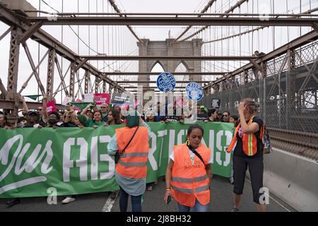 NEW YORK, NEW YOR - 14. MAI: Tausende von Menschen, darunter auch lokale Politiker, nehmen an der geplanten Kundgebung „Bans Off Our Bodies“ von Parenthood Teil und marschieren am Samstag, dem 14. Mai 2022, von Cadman Plaza über die Brooklyn Bridge zum Foley Square in Lower Manhattan. Anhänger von Abtreibungsrechten veranstalten landesweit Kundgebungen, in denen sie die Gesetzgeber auffordern, Abtreibungsrechte in ein Gesetz zu kodifizieren, nachdem ein durchgesickrter Entwurf des Obersten Gerichtshofs eine mögliche Entscheidung zur Aufhebung des Präzedenzfalles von Roe v. Wade enthüllt hat. Stockfoto