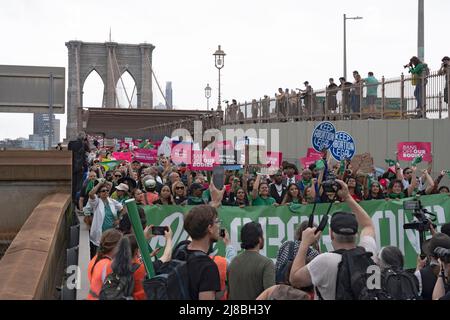 NEW YORK, NEW YOR - 14. MAI: Tausende von Menschen, darunter auch lokale Politiker, nehmen an der geplanten Kundgebung „Bans Off Our Bodies“ von Parenthood Teil und marschieren am Samstag, dem 14. Mai 2022, von Cadman Plaza über die Brooklyn Bridge zum Foley Square in Lower Manhattan. Anhänger von Abtreibungsrechten veranstalten landesweit Kundgebungen, in denen sie die Gesetzgeber auffordern, Abtreibungsrechte in ein Gesetz zu kodifizieren, nachdem ein durchgesickrter Entwurf des Obersten Gerichtshofs eine mögliche Entscheidung zur Aufhebung des Präzedenzfalles von Roe v. Wade enthüllt hat. Stockfoto