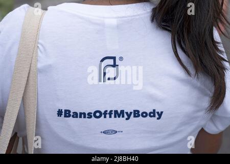 NEW YORK, NEW YOR - MAY 14: #BansOffMyBody Logo auf einem Hemd während der geplanten Parenthood-Kundgebung "Bans Off Our Bodies" und märz von Cadman Plaza über die Brooklyn Bridge zum Foley Square in Lower Manhattan am Samstag, 14. Mai 2022 in New York City. Anhänger von Abtreibungsrechten veranstalten landesweit Kundgebungen, in denen sie die Gesetzgeber auffordern, Abtreibungsrechte in ein Gesetz zu kodifizieren, nachdem ein durchgesickrter Entwurf des Obersten Gerichtshofs eine mögliche Entscheidung zur Aufhebung des Präzedenzfalles von Roe v. Wade enthüllt hat. Stockfoto