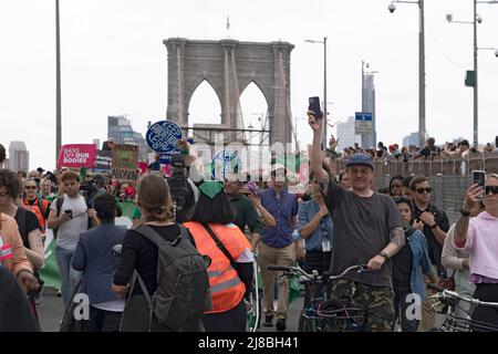 NEW YORK, NEW YOR - 14. MAI: Tausende von Menschen, darunter auch lokale Politiker, nehmen an der geplanten Kundgebung „Bans Off Our Bodies“ von Parenthood Teil und marschieren am Samstag, dem 14. Mai 2022, von Cadman Plaza über die Brooklyn Bridge zum Foley Square in Lower Manhattan. Anhänger von Abtreibungsrechten veranstalten landesweit Kundgebungen, in denen sie die Gesetzgeber auffordern, Abtreibungsrechte in ein Gesetz zu kodifizieren, nachdem ein durchgesickrter Entwurf des Obersten Gerichtshofs eine mögliche Entscheidung zur Aufhebung des Präzedenzfalles von Roe v. Wade enthüllt hat. Stockfoto