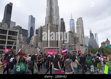 NEW YORK, NEW YOR - 14. MAI: Tausende von Menschen, darunter auch lokale Politiker, nehmen an der geplanten Kundgebung „Bans Off Our Bodies“ von Parenthood Teil und marschieren am Samstag, dem 14. Mai 2022, von Cadman Plaza über die Brooklyn Bridge zum Foley Square in Lower Manhattan. Anhänger von Abtreibungsrechten veranstalten landesweit Kundgebungen, in denen sie die Gesetzgeber auffordern, Abtreibungsrechte in ein Gesetz zu kodifizieren, nachdem ein durchgesickrter Entwurf des Obersten Gerichtshofs eine mögliche Entscheidung zur Aufhebung des Präzedenzfalles von Roe v. Wade enthüllt hat. Stockfoto