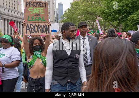 NEW YORK, NEW YOR - 14. MAI: Jumaane Williams gesehen auf dem Foley Square in Lower Manhattan während der geplanten Parenthood-Kundgebung "Bans Off Our Bodies" und marschieren von Cadman Plaza über die Brooklyn Bridge zum Foley Square in Lower Manhattan am Samstag, 14. Mai 2022 in New York City. Anhänger von Abtreibungsrechten veranstalten landesweit Kundgebungen, in denen sie die Gesetzgeber auffordern, Abtreibungsrechte in ein Gesetz zu kodifizieren, nachdem ein durchgesickrter Entwurf des Obersten Gerichtshofs eine mögliche Entscheidung zur Aufhebung des Präzedenzfalles von Roe v. Wade enthüllt hat. Stockfoto