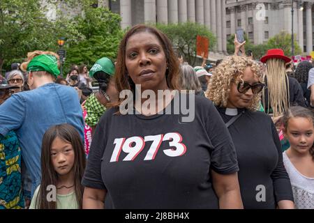 NEW YORK, NEW YOR – MAI 14: NY Attorney General Letitia James wurde am Foley Square in Lower Manhattan während der Kundgebung der Planned Parenthood's 'Bans Off Our Bodies' gesehen und marschierte am Samstag, den 14. Mai 2022 in New York City von Cadman Plaza über die Brooklyn Bridge zum Foley Square in Lower Manhattan. Anhänger von Abtreibungsrechten veranstalten landesweit Kundgebungen, in denen sie die Gesetzgeber auffordern, Abtreibungsrechte in ein Gesetz zu kodifizieren, nachdem ein durchgesickrter Entwurf des Obersten Gerichtshofs eine mögliche Entscheidung zur Aufhebung des Präzedenzfalles von Roe v. Wade enthüllt hat. Stockfoto