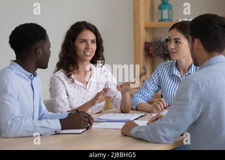 Glückliche motivierte Geschäftsführerin, die ein Unternehmensmeeting hält Stockfoto