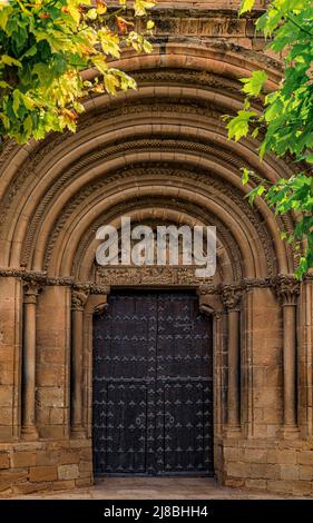 Romanisches Portal mit Schnitzereien der Heiligen auf dem Archivolt der Iglesia De San Pedro, oder St. Peter s, Apostel der Olite Kirche in Spanien Stockfoto